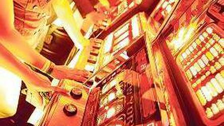 Suchtgefahr. Vor allem junge Männer spielen zunehmend an Automaten. Foto: dpa