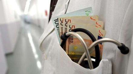 Viele Ärzte kassieren Extra-Honorare dafür, Patienten an bestimmte Kliniken zu überweisen. Das hat die Universität Halle-Wittenberg in einer Studie herausgefunden.