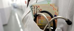 Viele Ärzte kassieren Extra-Honorare dafür, Patienten an bestimmte Kliniken zu überweisen. Das hat die Universität Halle-Wittenberg in einer Studie herausgefunden.