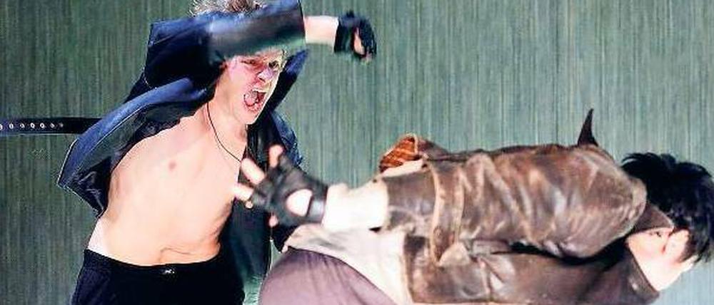 Existenzkampf. „Die besseren Wälder“ von Martin Baltscheit ist die jüngste Produktion des Grips Theaters. Das Stück wurde 2010 mit dem Deutschen Jugendtheaterpreis ausgezeichnet und kürzlich mit großem Erfolg in Berlin uraufgeführt.