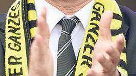 Michael Zorc, 49, spielte zwischen 1981 und 1998 463-mal in der Bundesliga für Borussia Dortmund und gewann in dieser Zeit Champions League, Deutsche Meisterschaft und DFB-Pokal. Seit dem Ende seiner aktiven Karriere arbeitet er als Sportdirektor. Foto: dpa