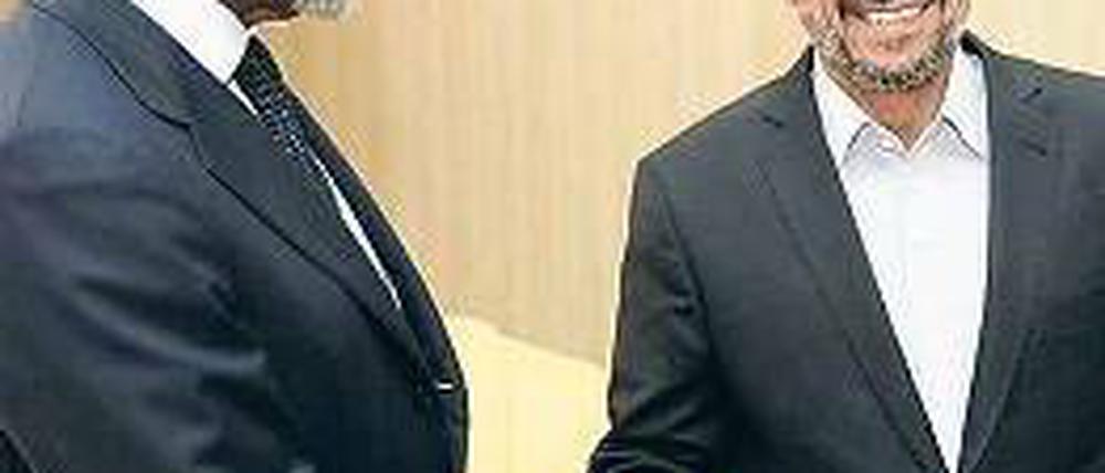 Freundlicher Handschlag. Der UN-Sondergesandte für Syrien, Kofi Annan, bemühte sich bei Irans Präsident Mahmud Ahmadinedschad vergeblich um Druck auf Assad. Foto: dpa