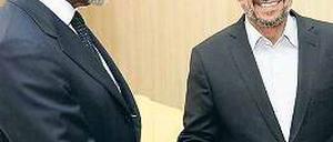 Freundlicher Handschlag. Der UN-Sondergesandte für Syrien, Kofi Annan, bemühte sich bei Irans Präsident Mahmud Ahmadinedschad vergeblich um Druck auf Assad. Foto: dpa