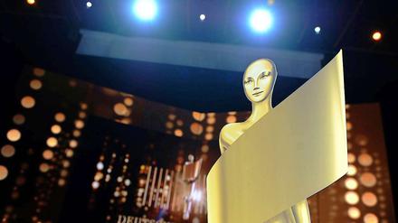 Eine überdimensionale Goldene Lola-Trophäe, die höchste Auszeichnung des Deutschen Filmpreises, steht am Mittwoch (25.04.2012) in Berlin auf der Bühne des Friedrichstadtpalastes. 1800 Gäste werden am Freitag (27.04.2012) zur 62. Verleihung des Deutschen Filmpreises (Lola) erwartet.