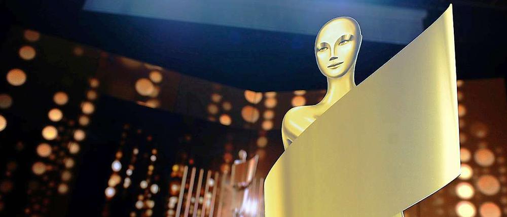 Eine überdimensionale Goldene Lola-Trophäe, die höchste Auszeichnung des Deutschen Filmpreises, steht am Mittwoch (25.04.2012) in Berlin auf der Bühne des Friedrichstadtpalastes. 1800 Gäste werden am Freitag (27.04.2012) zur 62. Verleihung des Deutschen Filmpreises (Lola) erwartet.