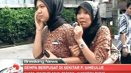 Angst nach dem Beben. Eine Frau in Banda Aceh klammert sich entsetzt an ihre Begleiterin. Das unscharfe Foto wurde vom Bildschirm abfotografiert.