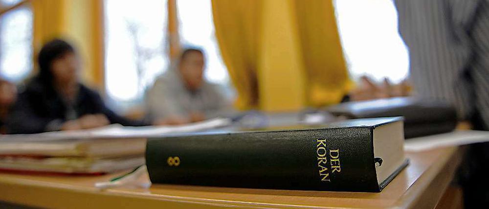 Nordrhein-Westfalen führt im neuen Schuljahr den Islamunterricht ein. Abseits der Integrationsdebatte gibt es Vorbehalte dagegen.
