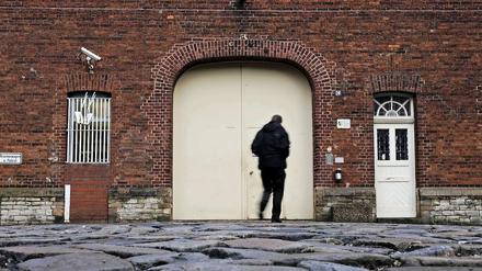Über die Frage, von welchem Zeitpunkt an Lebenslängliche die Haftanstalt auch einmal länger verlassen dürfen, wird munter gestritten. Dabei liegt der Gesetzentwurf dazu schon seit dem Sommer 2011 vor. 