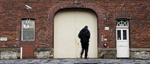 Über die Frage, von welchem Zeitpunkt an Lebenslängliche die Haftanstalt auch einmal länger verlassen dürfen, wird munter gestritten. Dabei liegt der Gesetzentwurf dazu schon seit dem Sommer 2011 vor. 