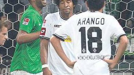 Geht doch! Nach seinem späten Ausgleichstor defiliert Werders Naldo vorbei an den Gladbachern Dante und Arango. Foto: dapd