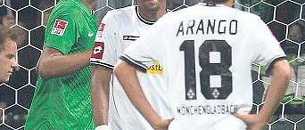 Geht doch! Nach seinem späten Ausgleichstor defiliert Werders Naldo vorbei an den Gladbachern Dante und Arango. Foto: dapd
