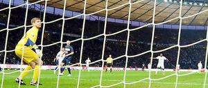 Schönes Ding. Herthas Torwart Kraft (l.) bewundert den Schuss von Hubnik (im Hintergrund) – leider geht er ins eigene Tor.