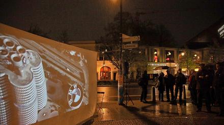 Vor dem Pfefferberg versammelten sich am Dienstagabend Gegner des von BMW gesponserten Guggenheim-Labs.