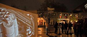 Vor dem Pfefferberg versammelten sich am Dienstagabend Gegner des von BMW gesponserten Guggenheim-Labs.