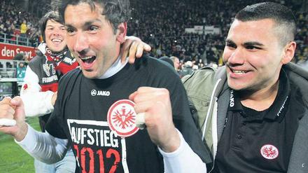 Und ewig jubelt der Oka. Frankfurts Torwart Nikolov (Mitte), seit 21 Jahren im Klub, feiert mit den Fans seinen vierten Aufstieg. Foto: dapd