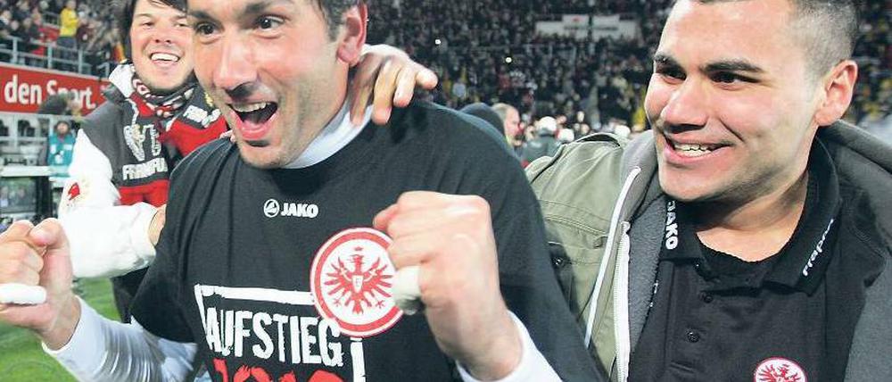 Und ewig jubelt der Oka. Frankfurts Torwart Nikolov (Mitte), seit 21 Jahren im Klub, feiert mit den Fans seinen vierten Aufstieg. Foto: dapd