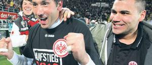 Und ewig jubelt der Oka. Frankfurts Torwart Nikolov (Mitte), seit 21 Jahren im Klub, feiert mit den Fans seinen vierten Aufstieg. Foto: dapd