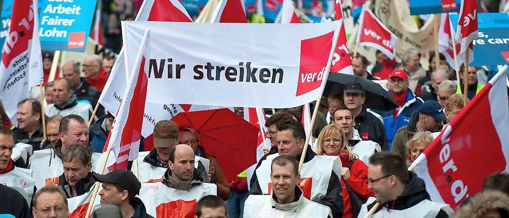 Derzeit nehmen Tausende von Beschäftigten - etwa bei der Telekom und bei der Commerzbank - an Warnstreiks für höhere Löhne teil.