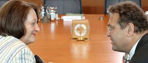 Bundesinnenminister Hans-Peter Friedrich (CSU) und Bundesjustizministerin Sabine Leutheusser-Schnarrenberger (FDP) unterhalten sich am 29.06.2011 zu Beginn der Kabinettssitzung in Berlin. Rund eine Woche vor Ablauf eines EU-Ultimatums zur Neuregelung der Vorratsdatenspeicherung wollen die beiden zuständigen Bundesminister nach Angaben aus Koalitionskreisen an diesem Mittwoch versuchen, sich doch noch zu einigen.