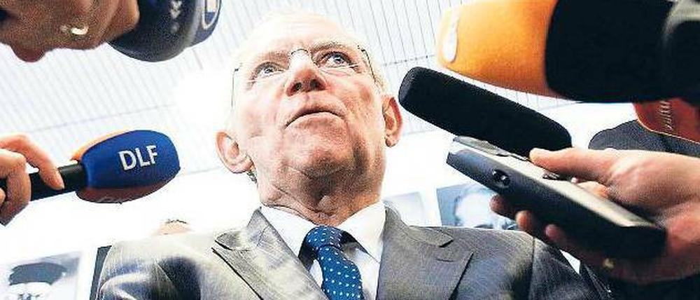 Mikrofone für den Minister: Wolfgang Schäuble verteidigte die Euro-Rettung – und verwies darauf, wie gut Deutschland die Finanzkrise überstanden habe. 