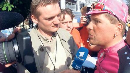Interviewpartner und Autorenteam: Der ehemalige ARD-Sportkoordinator Hagen Boßdorf (links) schrieb zusammen mit Jan Ullrich dessen Biographie. Auch sonst standen sich Radsport und Fernsehsender über Jahre erschreckend nahe. Foto: pa/dpa
