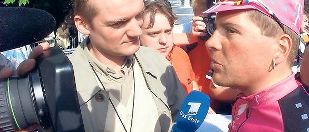 Interviewpartner und Autorenteam: Der ehemalige ARD-Sportkoordinator Hagen Boßdorf (links) schrieb zusammen mit Jan Ullrich dessen Biographie. Auch sonst standen sich Radsport und Fernsehsender über Jahre erschreckend nahe. Foto: pa/dpa