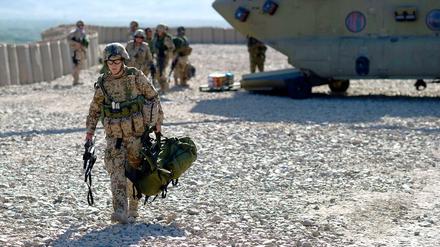 Ein deutscher Isaf-Soldat verlässt bei Baglan in Nordafghanistan einen US-Transporthubschrauber.