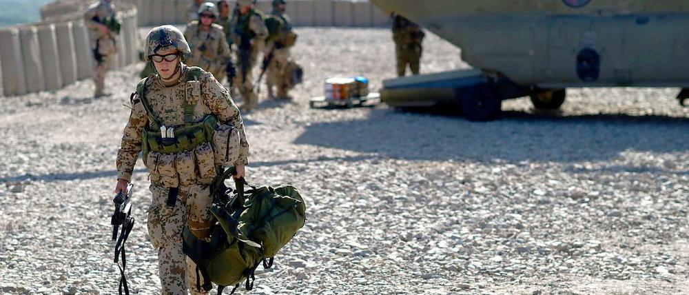 Ein deutscher Isaf-Soldat verlässt bei Baglan in Nordafghanistan einen US-Transporthubschrauber.