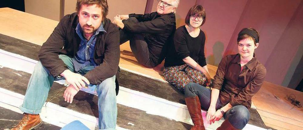 Treff für Expats. Autor Maxwell Flaum, Theaterleiter Günther Grosser, Wettbewerbskuratorin Pip Swallow und Regisseurin Erika Hughes im English Theatre Berlin. Foto: DAVIDS/Darmer