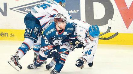 Nicht zu fassen, der Mann! Mads Christensen im Duell mit den Mannheimern Jaime Sifers (links) und Yannic Seidenberg. 