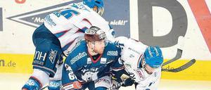 Nicht zu fassen, der Mann! Mads Christensen im Duell mit den Mannheimern Jaime Sifers (links) und Yannic Seidenberg. 