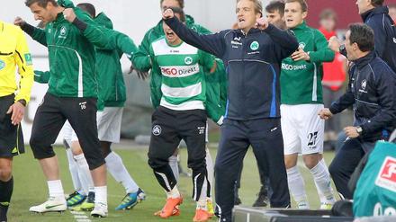 Trainer Mike Büskens von Greuther Fürth jubelt über den Sieg seiner Mannschaft.