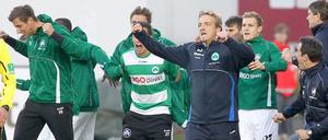 Trainer Mike Büskens von Greuther Fürth jubelt über den Sieg seiner Mannschaft.