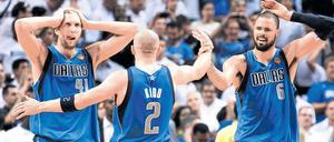 Unfassbar. Nowitzki und seine Teamkollegen Jason Kidd und Tyson Chandler (v.l.) erkennen, dass sie gerade Basketball-Geschichte geschrieben haben. Foto: Reuters