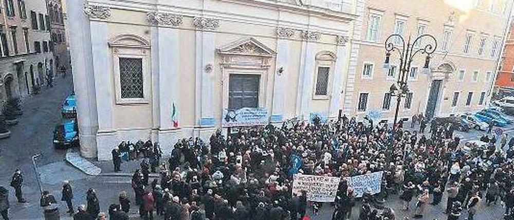 Protest vor der Basilika Sant’Apollinare. Die Familie der bei ihrem Verschwinden 15 Jahre alten Emanuela Orlandi verlangt zusammen mit Unterstützern von der Kirche Auskunft über den Verbleib des Mädchens.