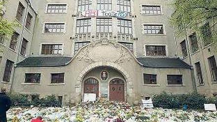 Blumen für die Opfer. Das Archivbild zeigt die Schule am Tag nach der Tat. Foto: dapd