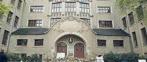 Blumen für die Opfer. Das Archivbild zeigt die Schule am Tag nach der Tat. Foto: dapd