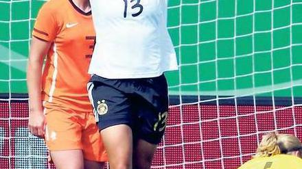 Lockere Übung. Celia Okoyino da Mbabi traf im Test gegen die Niederlande. Foto: dpa