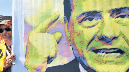 Ohne Einfluss: Oppositionsanhänger feiern Berlusconis Niederlage. 
