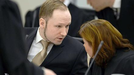 Der Angeklagte Breivik mit seiner Anwältin.