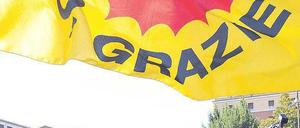 Kurzer Triumph. Antonio Di Pietro (rechts) von der oppositionellen Partei „Italien der Werte“ freut sich über den Erfolg der Kernkraftgegner. Allerdings zeigt sich Italiens Opposition nach der Niederlage des Regierungschefs Berlusconi gespalten. Foto: Alberto Pizzoli/AFP