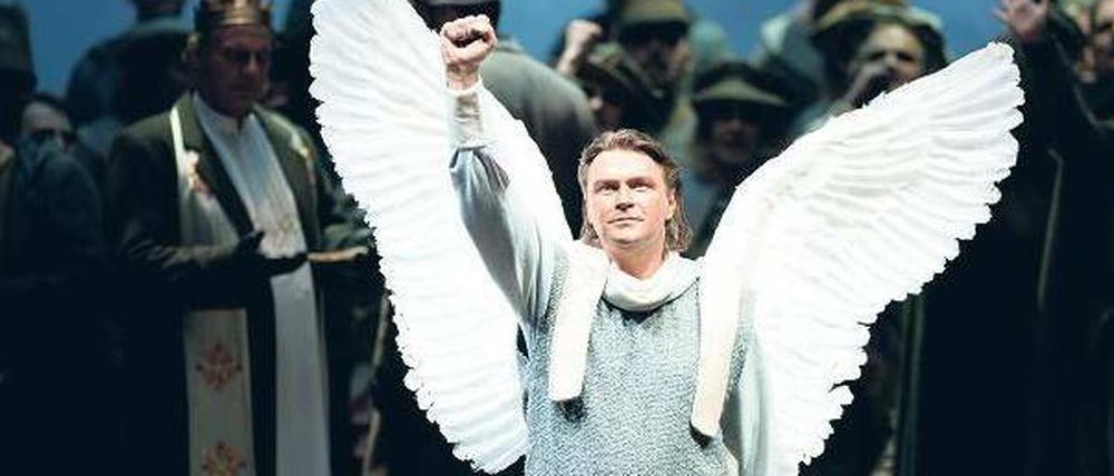 Schwanenritter zum Anfassen. Klaus Florian Vogt brilliert als Lohengrin in Kasper Holtens Inszenierung. 