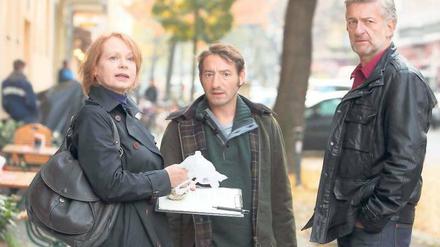 Existenznöte. Kommissar Stark (Boris Aljinovic) wundert sich nicht wenig über den Beutel Kleingeld, mit dem ein Mieter seine Schulden bei Edith Welzien (Renate Krößner) bezahlen möchte. Foto: RBB