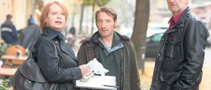 Existenznöte. Kommissar Stark (Boris Aljinovic) wundert sich nicht wenig über den Beutel Kleingeld, mit dem ein Mieter seine Schulden bei Edith Welzien (Renate Krößner) bezahlen möchte. Foto: RBB