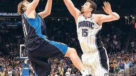 Gleich ist er drin! Der Ball hat die Hand von Dirk Nowitzki (links) verlassen und ist auf dem Weg zu den beiden Sieg bringenden Punkten für die Dallas Mavericks. Foto: AFP