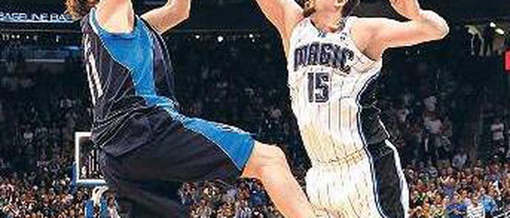 Gleich ist er drin! Der Ball hat die Hand von Dirk Nowitzki (links) verlassen und ist auf dem Weg zu den beiden Sieg bringenden Punkten für die Dallas Mavericks. Foto: AFP