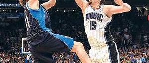 Gleich ist er drin! Der Ball hat die Hand von Dirk Nowitzki (links) verlassen und ist auf dem Weg zu den beiden Sieg bringenden Punkten für die Dallas Mavericks. Foto: AFP