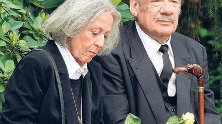 Besinnung.  Wolfgang und Roswitha Völz vor der Trauerfeier. Foto: Davids/Darmer