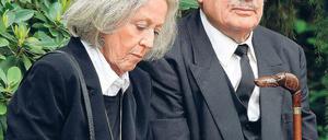 Besinnung.  Wolfgang und Roswitha Völz vor der Trauerfeier. Foto: Davids/Darmer