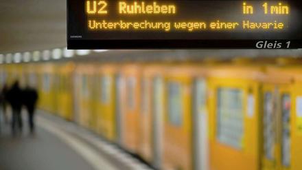 Ausstieg. Zwischen Mohrenstraße und Potsdamer Platz fahren seit Freitagmittag keine U-Bahnen.